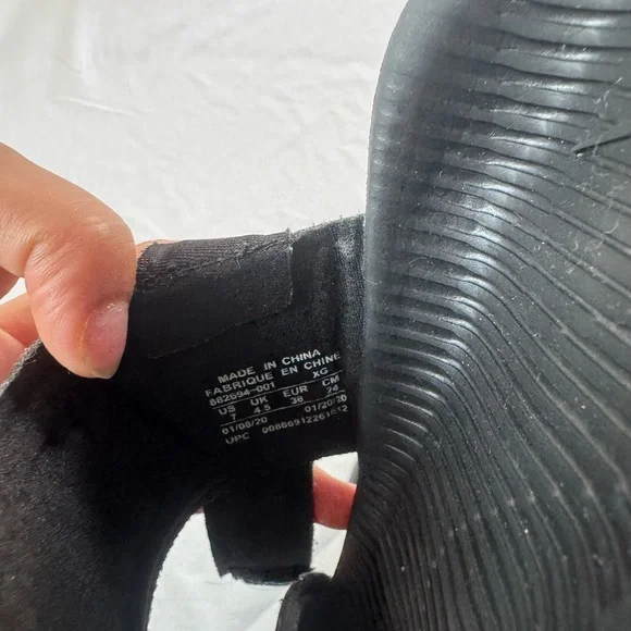 Nike women’s Black Sandals - Picture 4 of 4